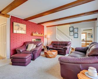 Lakefront Hartland Cottage with Patio and Fire Pits! - Hartland - Sala de estar
