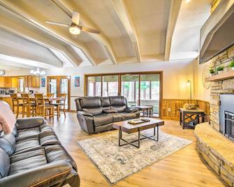 Beautiful Home W/ Hot Tub On Lake Wissota - Chippewa Falls - Living room