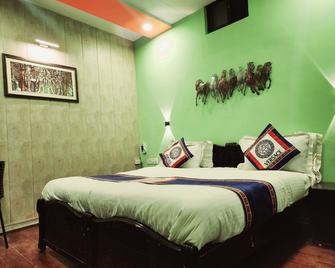 Shaleen Elegance Homestay - Mount Abu - Bedroom