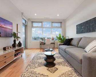 West Bay Bliss - Victoria - Living room