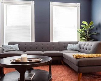 Stylish 4br With Office Deck Gardens Abodebucks - San Luis - Sala de estar