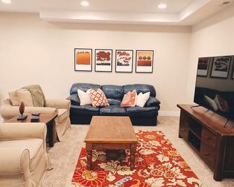 Family friendly home close to ski resorts, mountains, lakes, BYU, and UVU - Pleasant Grove - Living room