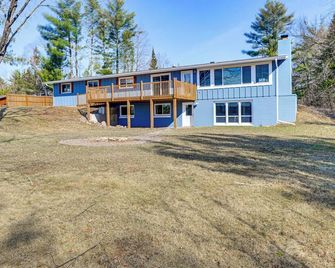 Family-Friendly Lakefront Retreat in Tomahawk! - Tomahawk - Gebouw