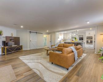 Modern Fully Reno Home in E-Mem - Memphis - Living room