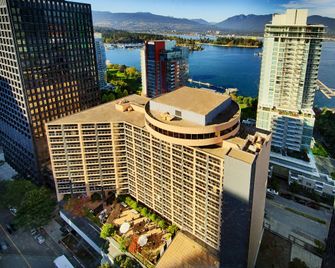Pinnacle Hotel Harbourfront - Vancouver - Building