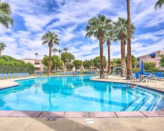 Condo with Patio, Walk to Downtown Palm Springs! - Palm Springs - Piscine