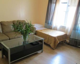 Woodside, Queens, Spacious 2 Bdrm 1 Bath Home, Easy Access To Manhattan - New York - Wohnzimmer