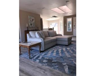 Beautiful 3,000 Sq Ft Tropical Oasis - El Cajon - Living room