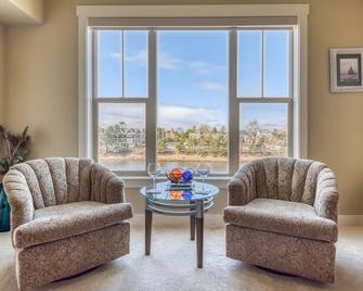 Riverfront Condo, Great Views on the Balcony, Close to Seaside Attractions - Seaside - Living room