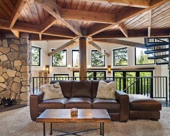 Adullam Rustic Cabin - Colbert - Living room