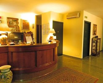 Ascot Lodging - Cardano al Campo - Front desk