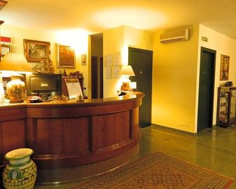 Ascot Lodging - Cardano al Campo - Front desk
