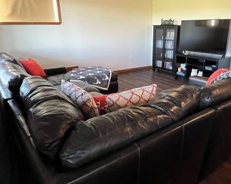 Lakeview Lodge beside Payne Lake & close to Waterton Lakes National Park - Mountain View - Living room