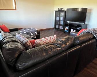 Lakeview Lodge beside Payne Lake & close to Waterton Lakes National Park - Mountain View - Sala de estar