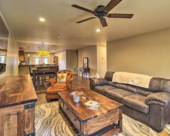 Aspen Retreat Rental about 2 Mi to Fool Hollow Lake! - Show Low - Living room