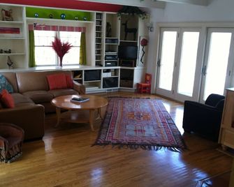 Modern Country Home -1 Mile Rhinebeck Village - 萊茵貝克 - 客廳