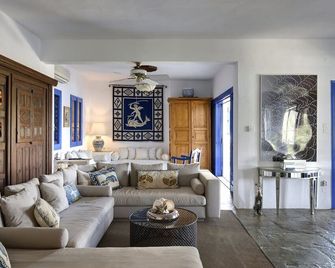 Beach Front, Romantic Escape, Breathtaking Views, 'Pieds dans L'eau', & More - Amaliapoli - Living room