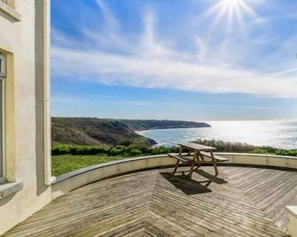 CARN EVE, pet friendly, luxury holiday cottage in Sennen Cove - Lands End - Balcony