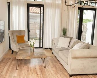 5min to Beach/6min 2 Aventura Mall/close 2 Wynwood - North Miami Beach - Living room