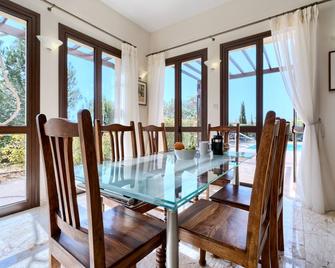 3 bedroom villa Dionysos 373 with private pool and pretty garden, Peaceful location within Aphrodite Hills Resort - Kouklia - Comedor