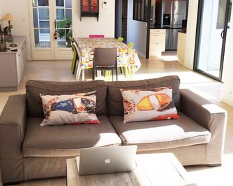 House La Couarde: Villa standing pool 10p ideally located near the sea - La Couarde-sur-Mer - Living room