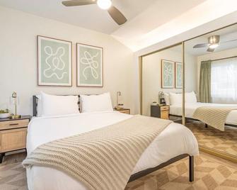 Stay around the corner from the Manhattan Beach Strand - Manhattan Beach - Bedroom