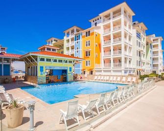 Bayside condo right on the beach, beautiful views, onsite pools - Virginia Beach - Piscina