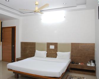 Hotel Excellency Inn - Nashik - Bedroom