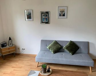 Live easy with balcony,Netflix, quiet, close to Football stadium, direct train connection, Espresso maker - Leipzig