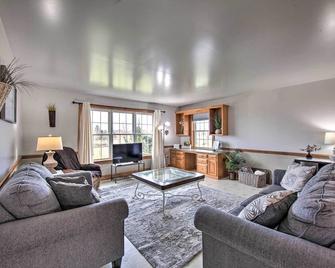 Peaceful Bird in Hand Home w/ Farmland Views! - Bird in Hand - Living room