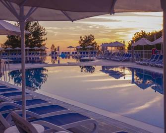 Garcia Resort & Spa - אולודניז - בריכה