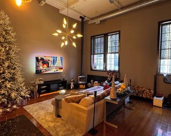 Rooftop Retreat - Syracuse - Living room