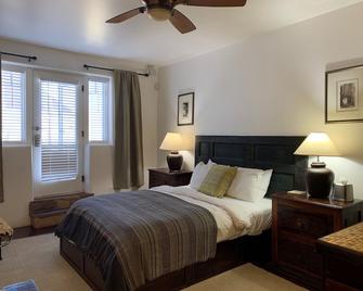 Luxurious And Sanitized Studio, Original Adobe Walls, Wood Floor, Real Sanctuary - Santa Fe - Bedroom