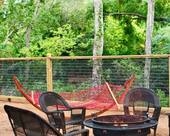 Wow! Brand new Cabin by Creek! Hot tub, hiking, kayaking, fishing & more! - RCE - Schertz - Patio