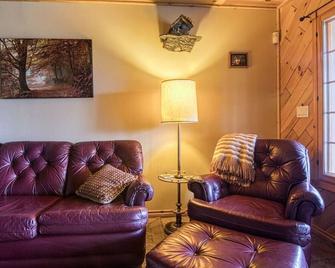 Pine Ridge, Log Home with Lake View and Backyard - Invermere - Living room