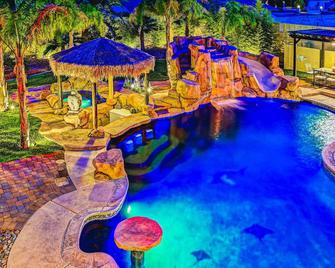 Oo Secluded Oasis 9bd/8ba Villa W/ Resort Pool. Sleeps 34! - Las Vegas - Piscina