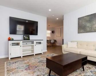 The Rye Beach Retreat, The Rye Beach Retreat - Huron - Living room