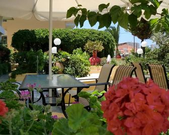 Alkion Hotel - Stalos - Patio