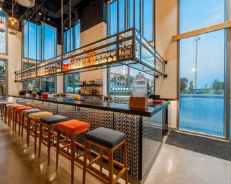 Wink Hotel Tuy Hoa Beach, Unscripted by Hyatt - Tuy Hoa - Bar