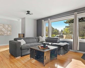 Nineteen55 4BR Parkside Home in Central Red Deer - Red Deer - Living room