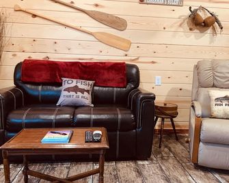 Cozy & Rustic Tiny Cabin, Wifi, Outside Fire Pit, Quiet And Peaceful Area - Ringold - Living room