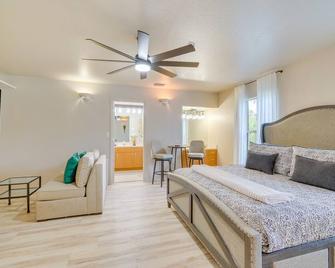 Dock and Game Room Canal-Front Spring Hill Home - Spring Hill - Sala de estar