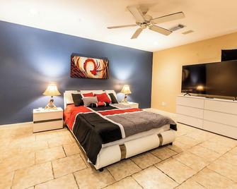 Huge 6 Bedroom with Pool, Spa, 85 Inch TV, Game Room - Houston - Bedroom