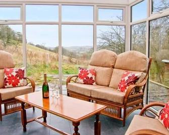 Hendre Aled Farmhouse - Denbigh - Вітальня
