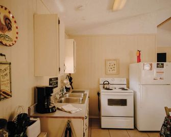 The Uvalde Side - Whiskey Mountain Duplex - Great Location! - Leakey - Kitchen