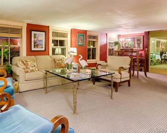 Follansbee Inn - North Sutton - Living room