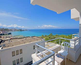 Ada Newday Resort Hotel - קושאדסי - מרפסת