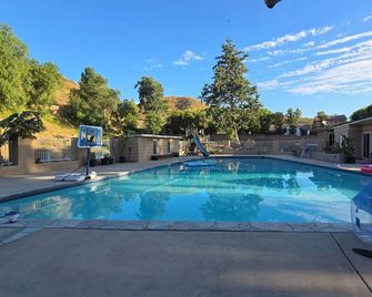 Very Private Guesthouse + Loft for 6 on a Very Private wooded 3 acr Gated Estate - Simi Valley - Pool