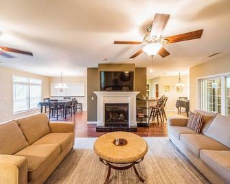 Grand Rivers Home - Walk to Lakes & National Park! - Grand Rivers - Sala de estar