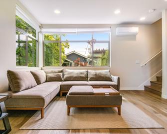 Modern townhouse with a rooftop deck, washer/dryer, WiFi - Seattle - Living room